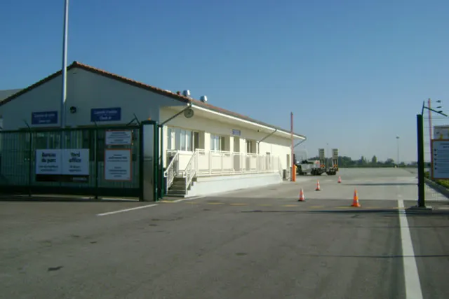 St Aubin sur Gaillon, FRA: Equipment Delivery and Pick Up - Loading Area Information - Yard Office 4