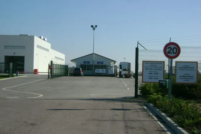 St Aubin sur Gaillon, FRA: Equipment Delivery and Pick Up - Loading Area Information - Truck Entrance 1