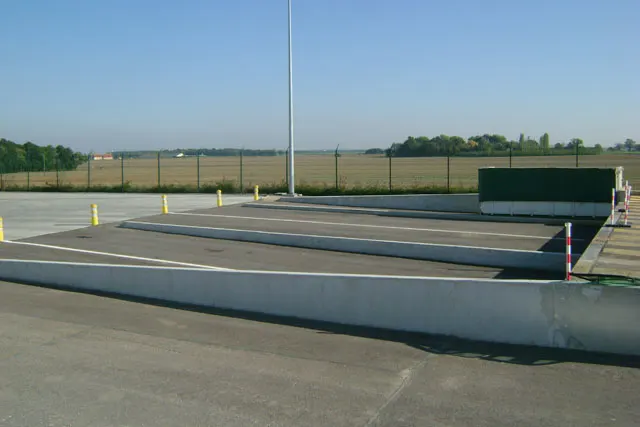 St Aubin sur Gaillon, FRA: Equipment Delivery and Pick Up - Loading Area Information - Loading Dock 5