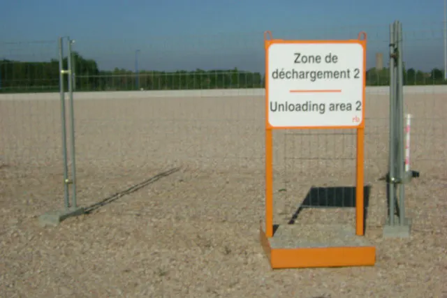 St Aubin sur Gaillon, FRA: Equipment Delivery and Pick Up - Loading Area Information - Unloading Dock 2 7