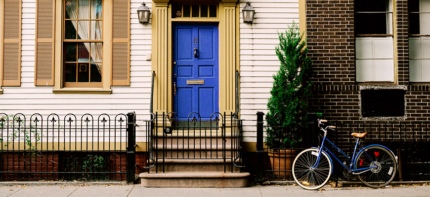 Average debt and missed payments for homeowners vs. non-homeowners.