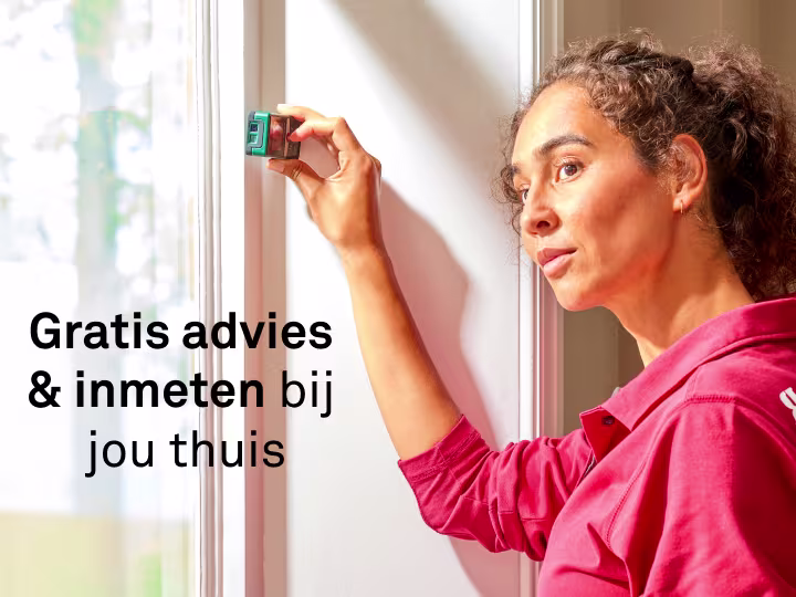 Raamdecoratie adviseur meet ramen in, tekst over afbeelding "gratis advies & inmeten bij jou thuis"