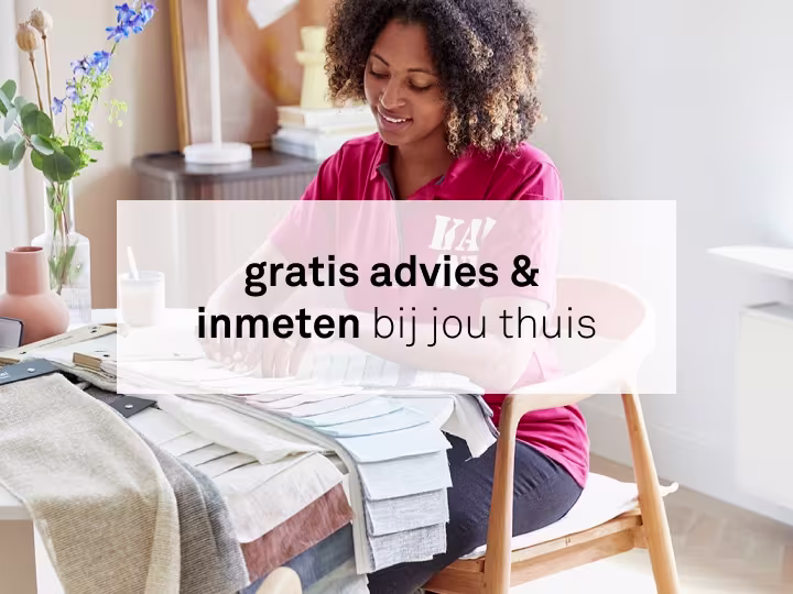 Raamdecoratie adviseur bekijkt stofstalen, tekst over afbeelding "gratis advies & inmeten bij jou thuis"