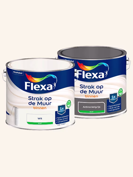 Twee verfblikken Flexa Strak op de Muur binnen, één in wit en één in antracietgrijs.