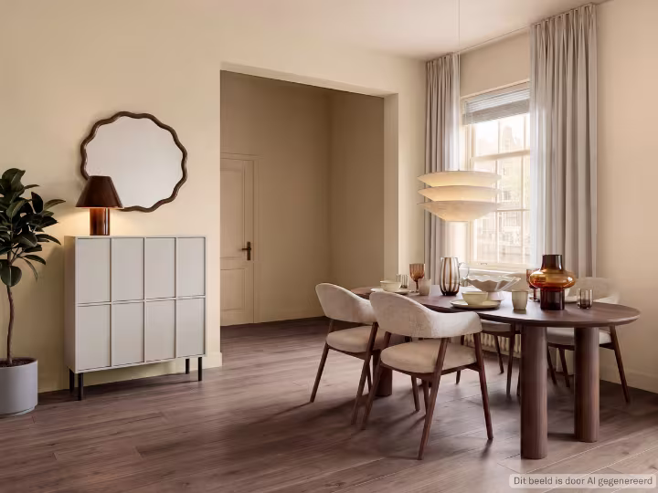 Eethoek met houten eettafel, gestoffeerde stoelen, hanglamp boven de tafel, dressoir met bruine tafellamp en spiegel in warme neutrale tinten