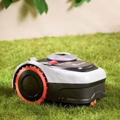 segway navimow robotmaaier in een tuin op gras aan het maaien