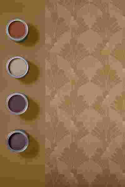 Vier open verfblikken in tinten rood, beige, paars en donkerpaars naast goudkleurig behang met art-deco patroon.