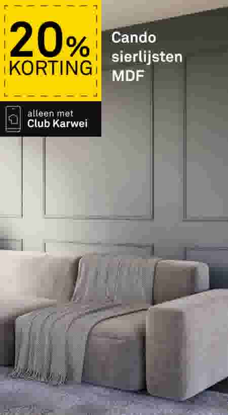 Grijze woonkamer met MDF sierlijsten op de muur en een beige bank met plaid. 20% korting, alleen met Club Karwei.