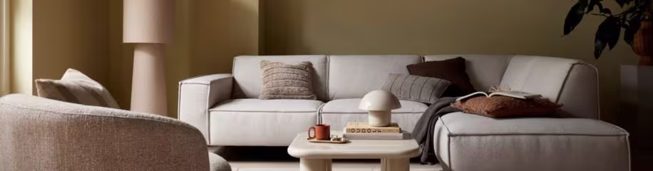 Een lamp achter je bank voor sfeer en ruimte