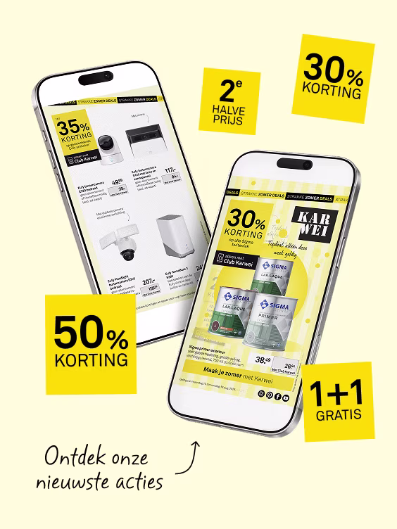 Twee smartphones tonen Karwei-app met zomeraanbiedingen: 50%, 30%, 45% korting, 2e halve prijs en 1+1 gratis.