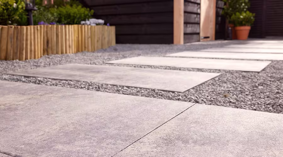 Een sfeervol tuinterras in drie legpatronen