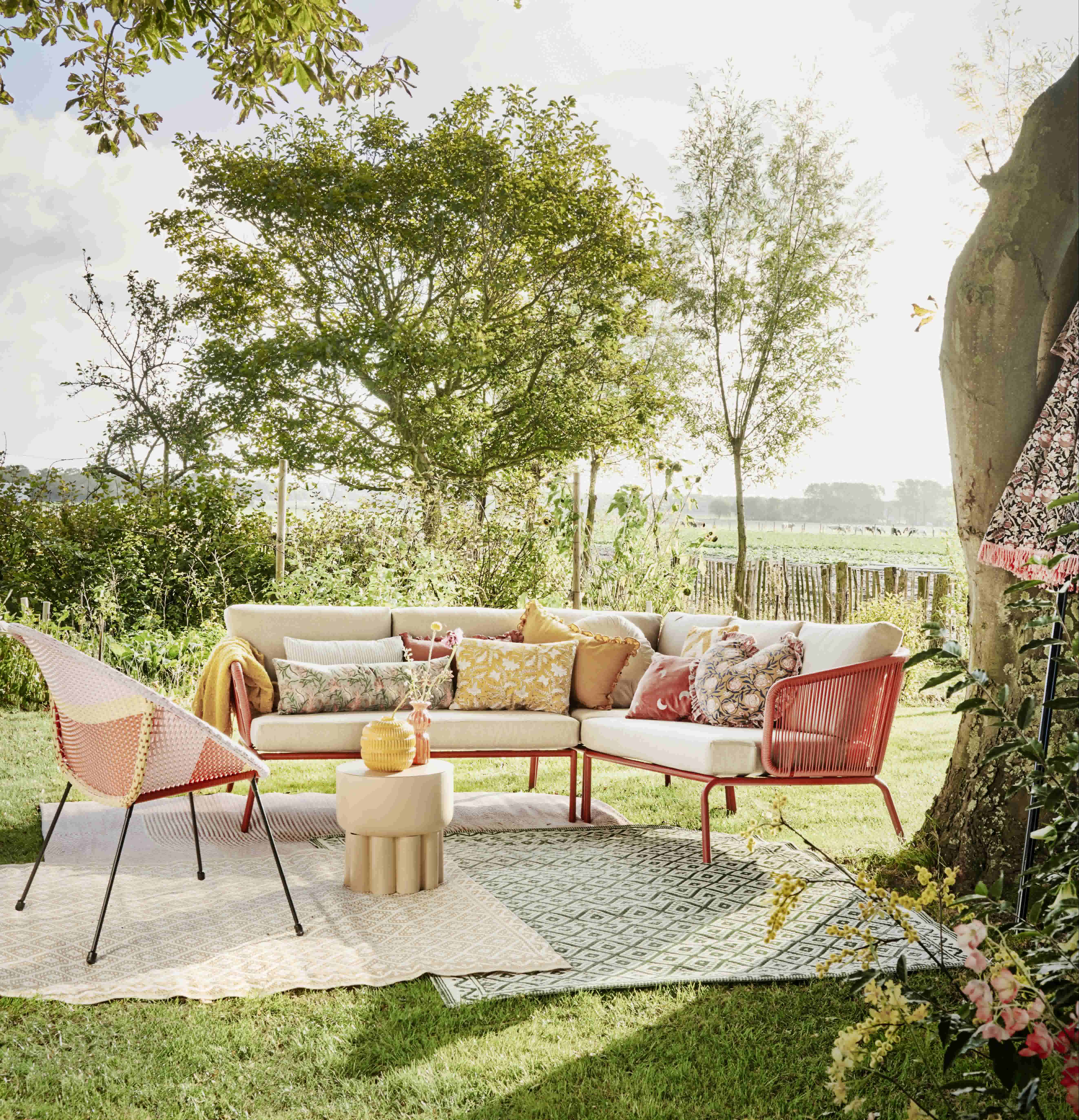 kleurrijk tuinset met sierkussens in achtertuin