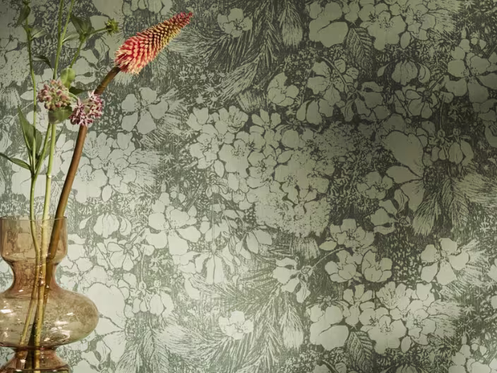 groen behang met bloemen