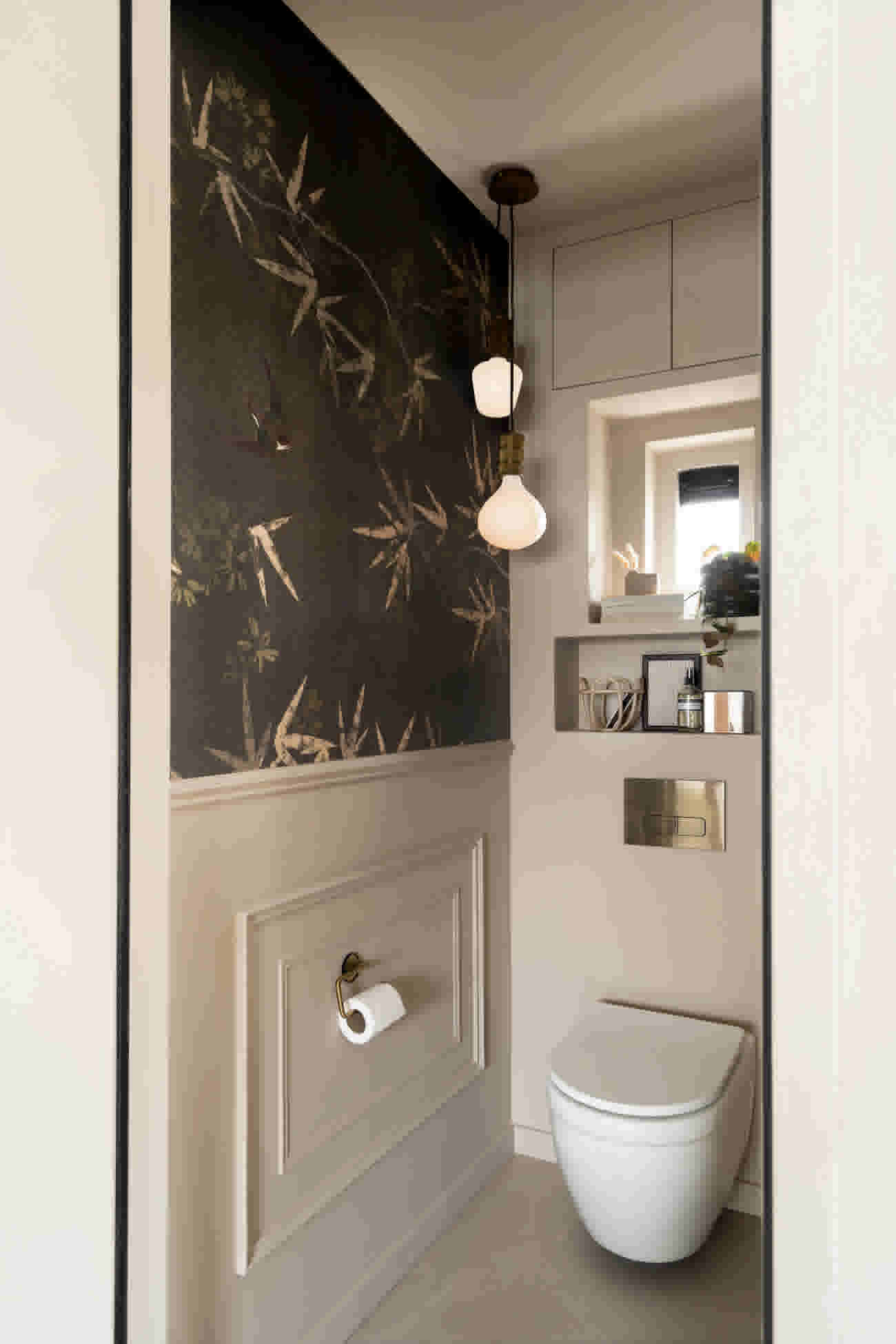 Make-over idee: wc met lambrisering en behang