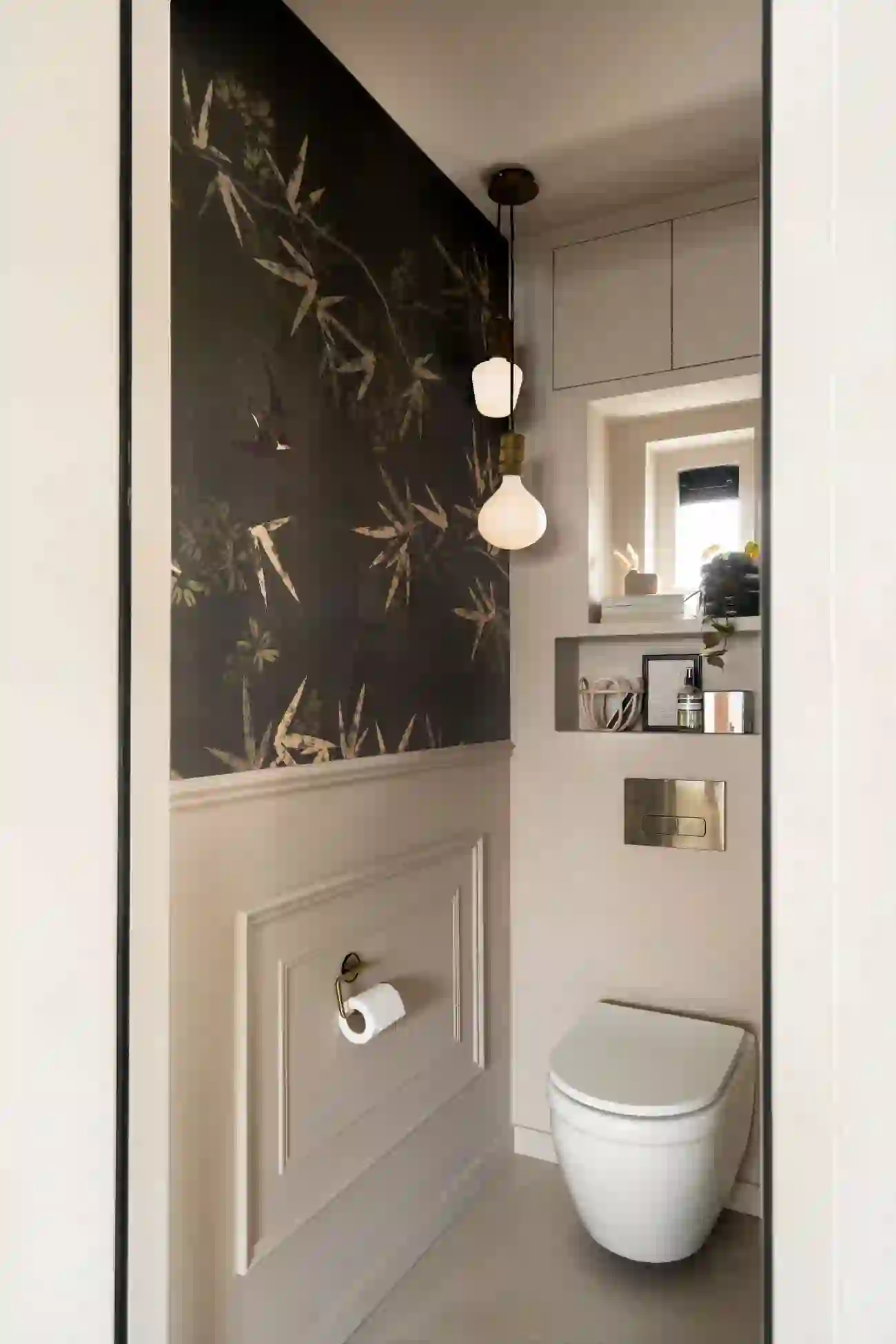 Make-over idee: wc met lambrisering en behang