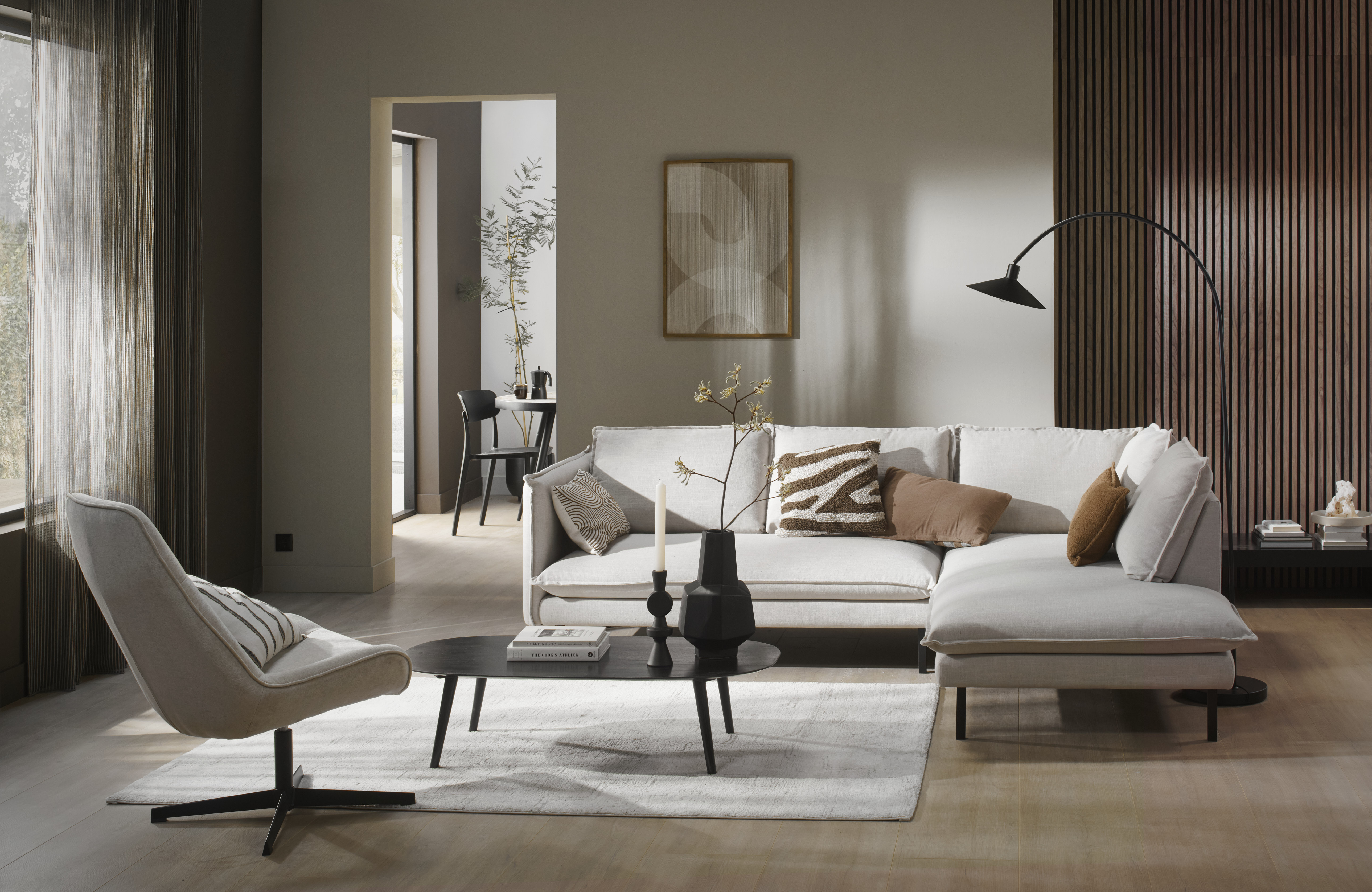 Stoffen bankstel met sierkussens in de woonkamer