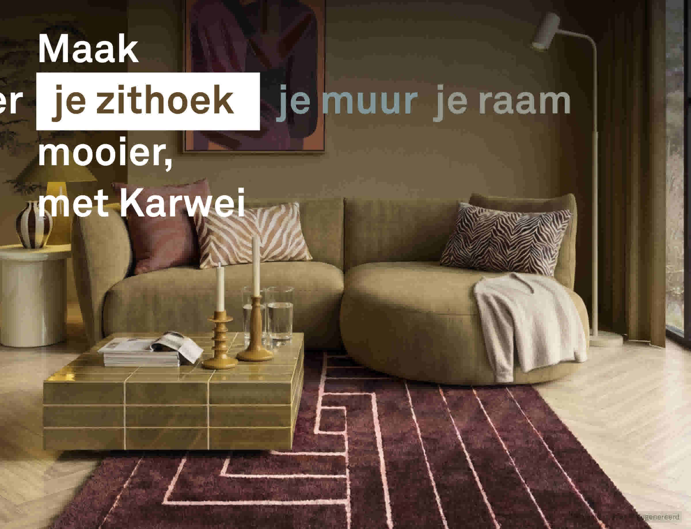 Moderne woonkamer met beige bank, gouden salontafel, bordeauxrood tapijt en decoratieve kussens met zebraprint.