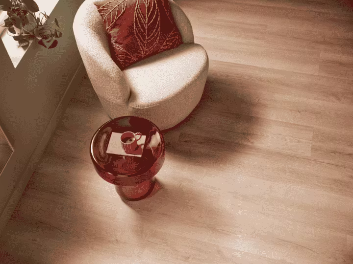 Laminaat XB Grand Oak Nature in een woonkamer met beige stoel
