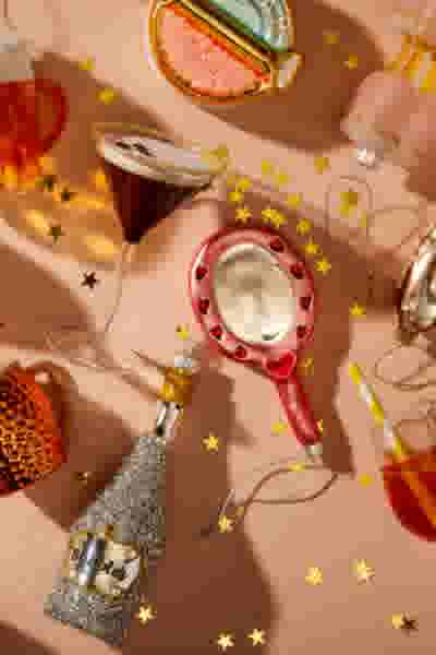 verschillende kerstornamenten: glas, champagnefles en spiegel