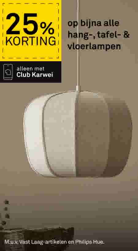 Beige stoffen hanglamp tegen grijze muur, met 25% korting aanbieding voor Club Karwei-leden op hang-, tafel- en vloerlampen.