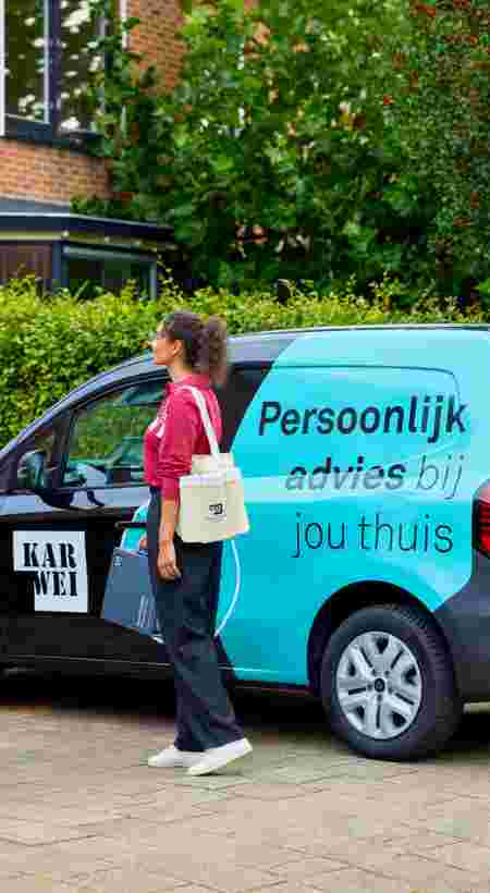 Raamdecoratie advies busje met Karwei adviseur 