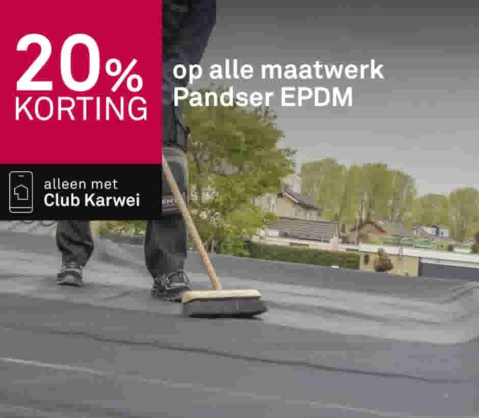 Persoon veegt EPDM dakbedekking met bezem, 20% korting op maatwerk Pandser EPDM, alleen met Club Karwei