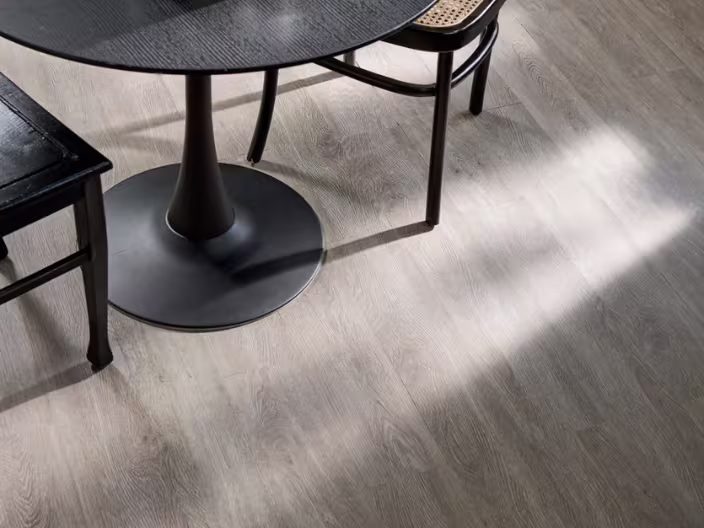 grijze PVC met zwarte eettafel en stoelen