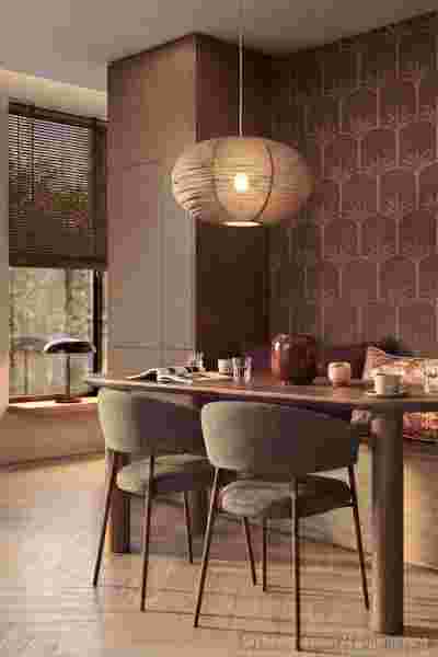 Moderne eetkamer met bruine tinten, houten tafel, grijze stoelen, papieren hanglamp en art deco behang.