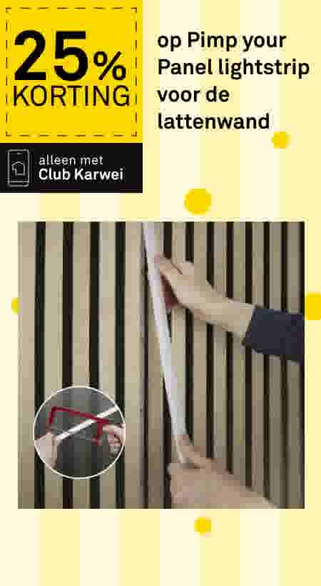 Handen plaatsen een witte lightstrip op een houten lattenwand. Inzet toont het zagen van de strip met een rood zaagje.
