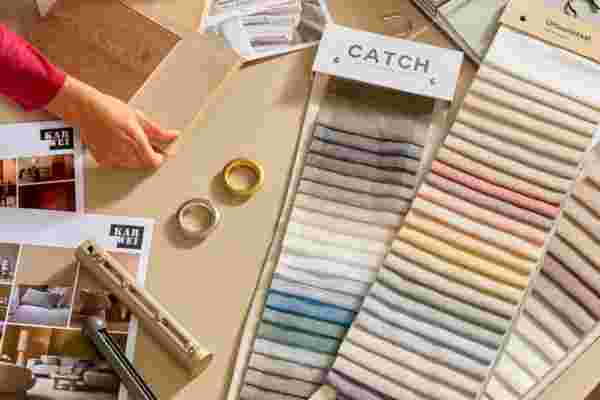 Karwei raamdecoratie kleurstalen liggen op een tafel