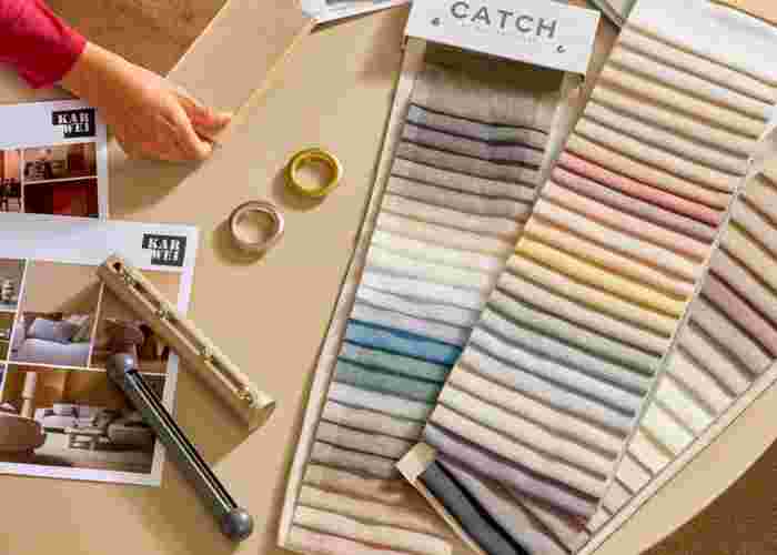 Karwei raamdecoratie kleurstalen liggen op een tafel