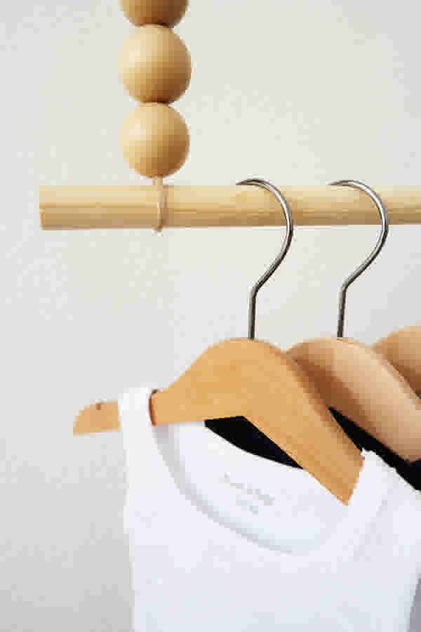 DIY-houten-babykledinghanger-1