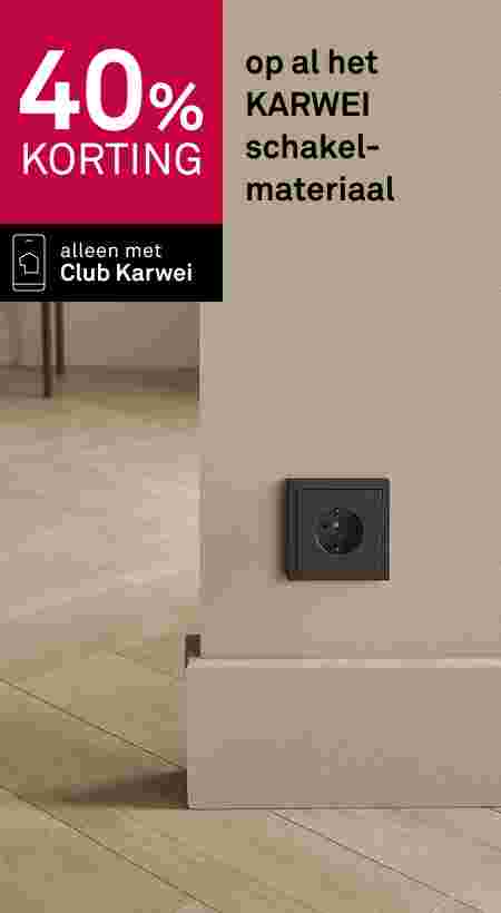 Zwart stopcontact op beige muur, visgraat houten vloer. Tekst: 40% korting op Karwei schakelmateriaal, alleen met Club Karwei.