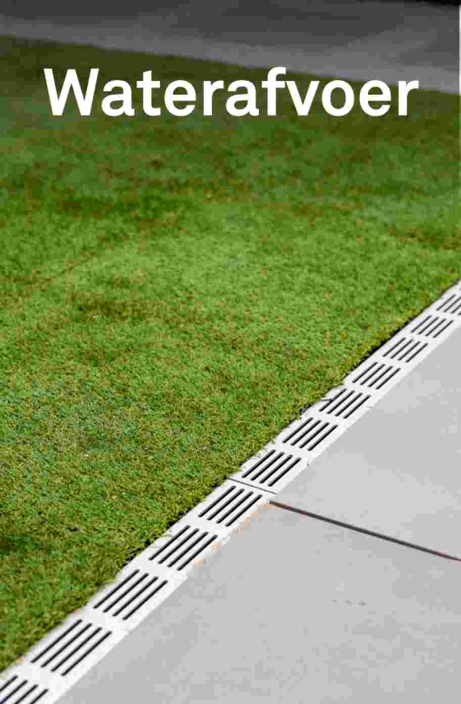 Een grijze RVS waterafvoer putje scheidt de tuin met de tegels