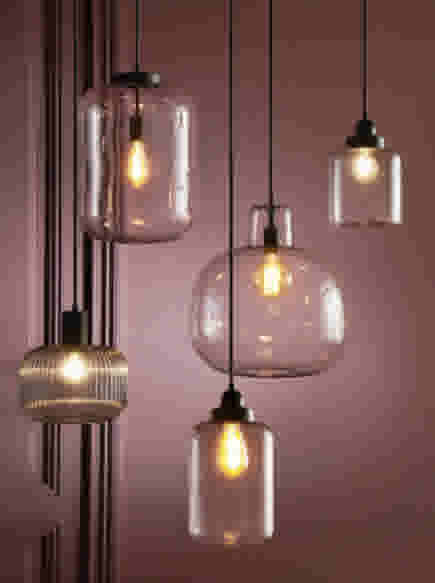 Lampen trends 2022: glazen bol hanglamp