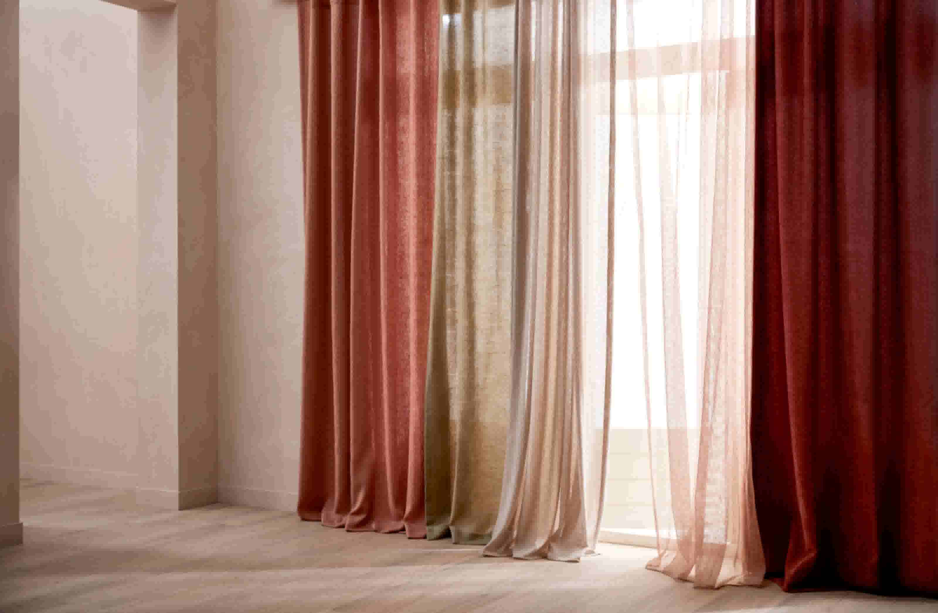 Elegante gordijnen in warme tinten van roze, beige en bordeauxrood voor een raam met zacht licht dat binnenvalt.