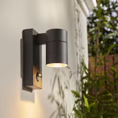 zwarte buitenlamp hangt aan een witte muur