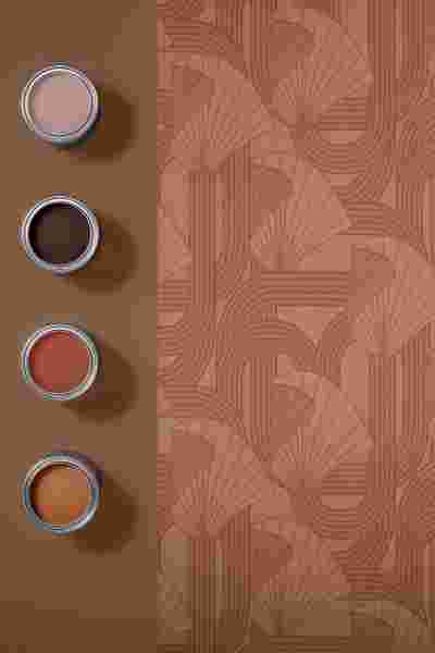 Vier open verfblikken in roze, donkerbruin, terracotta en oker naast een bruin behang met art-deco ginkgobladpatroon.