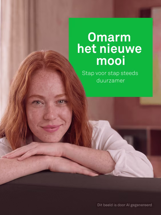 Roodharige vrouw leunt op bank met groene tekstbox 'Omarm het nieuwe mooi - Stap voor stap steeds duurzamer'