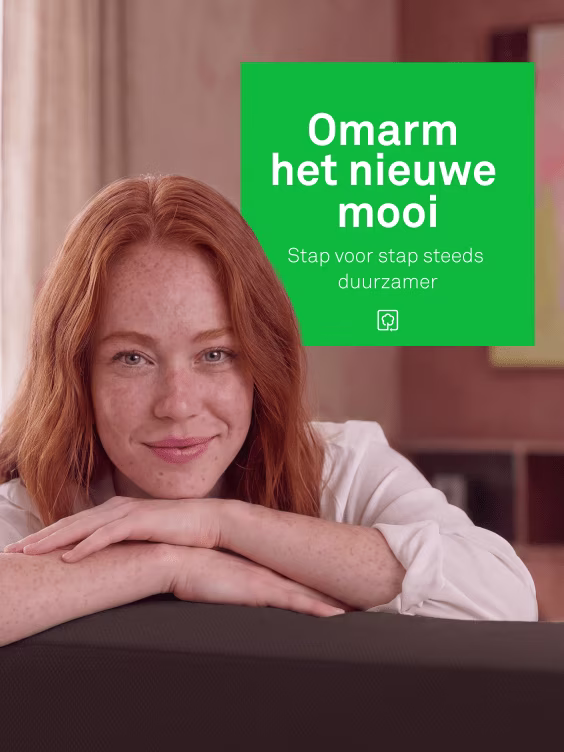 Roodharige vrouw leunt op bank met groene tekstbox 'Omarm het nieuwe mooi - Stap voor stap steeds duurzamer'