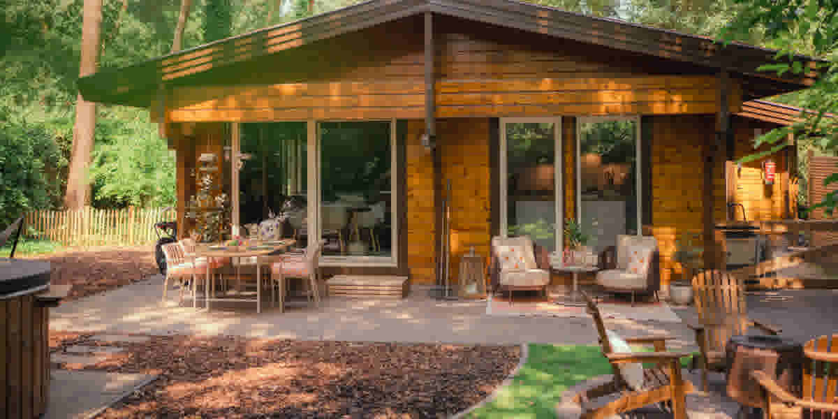 Huisje in het bos met tuinmeubelen