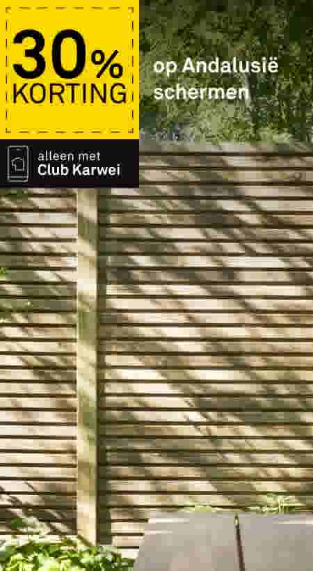 Houten Andalusië tuinscherm in een tuin met zonlicht. Tekst: 30% korting, alleen met Club Karwei.