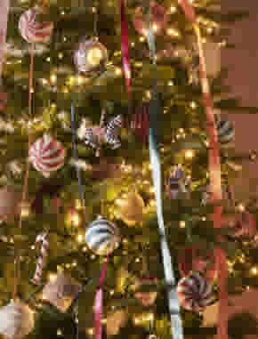 Kleurrijke kerststijl voor in de kerstboom