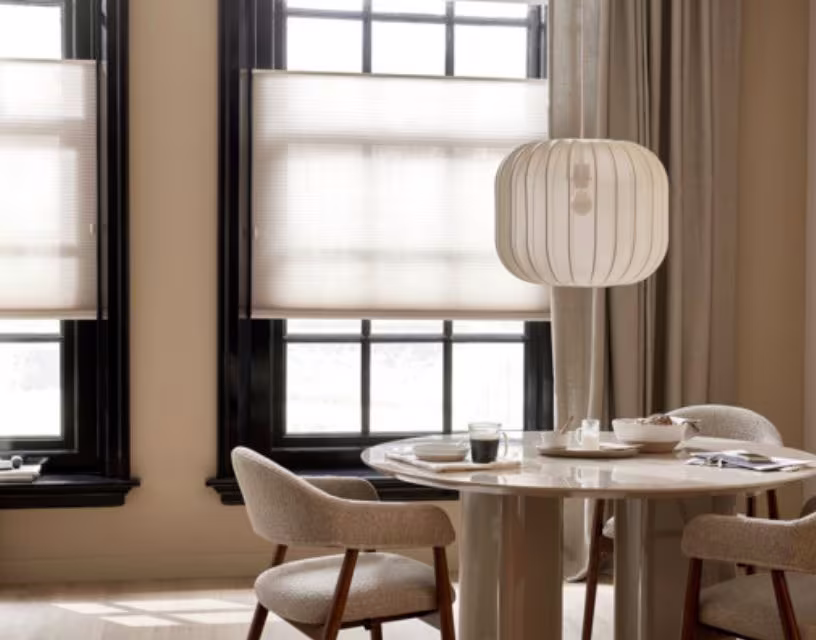 Speel met licht met strakke plisségordijnen