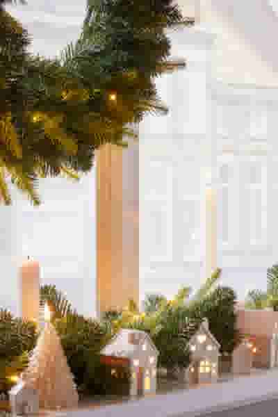 kerstkrans en kaarsen bij een raam