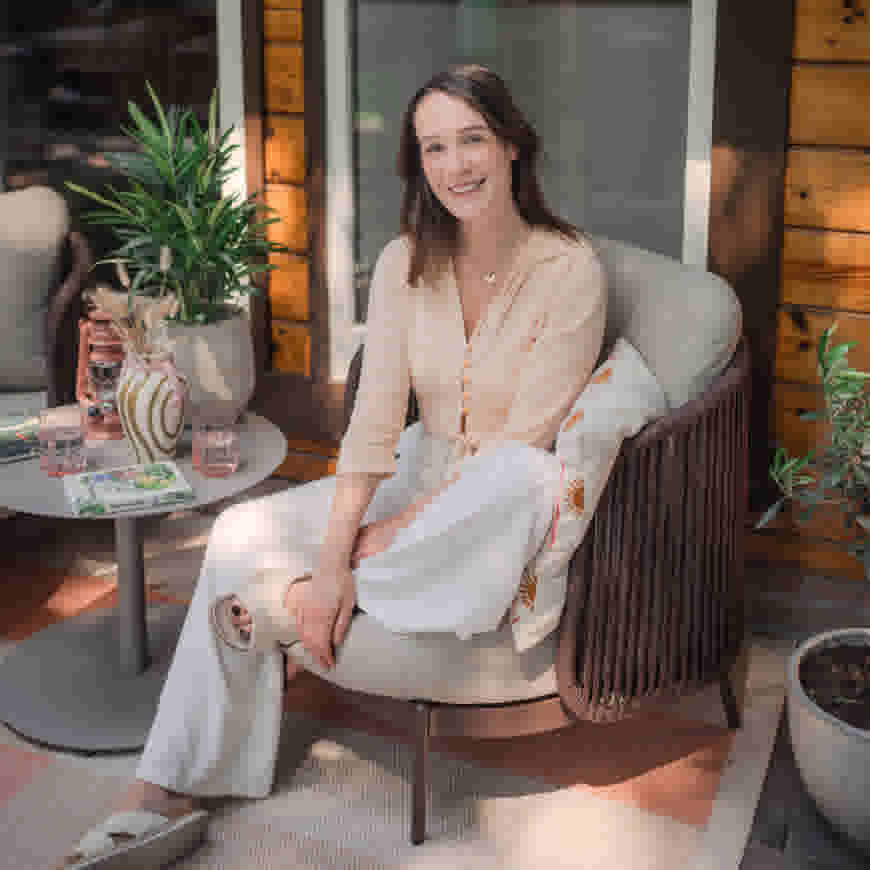 Jennie zittend in KARWEI loungestoel Britt