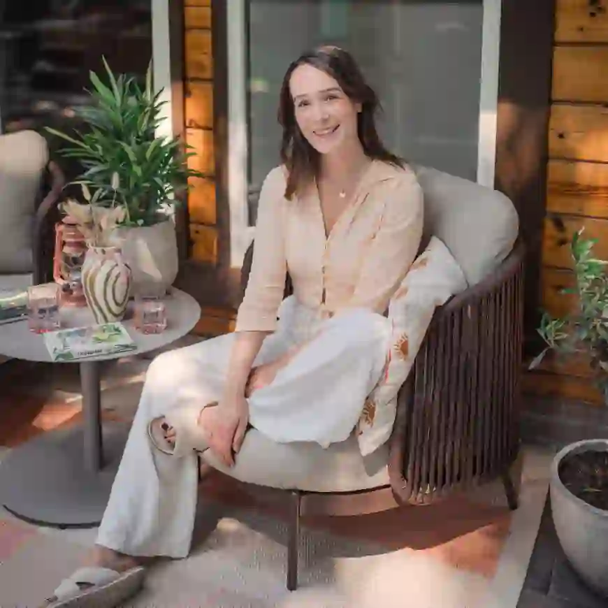 Jennie zittend in KARWEI loungestoel Britt