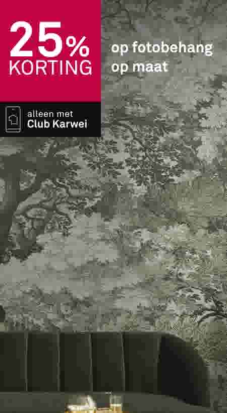 Groene fotobehang met natuurmotief en roze banner met 25% korting voor Club Karwei leden op maat gemaakt behang.