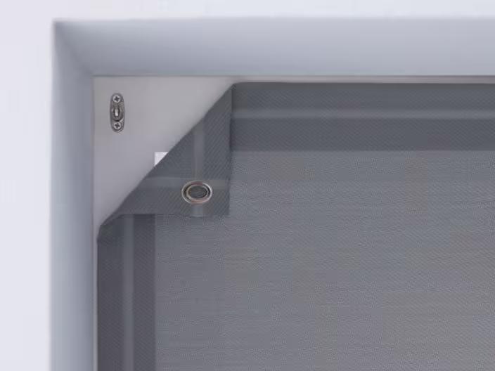 Grijze zonwering bevestigd aan een wit kozijn, met zichtbaar bevestigingsoog en montagedetail.