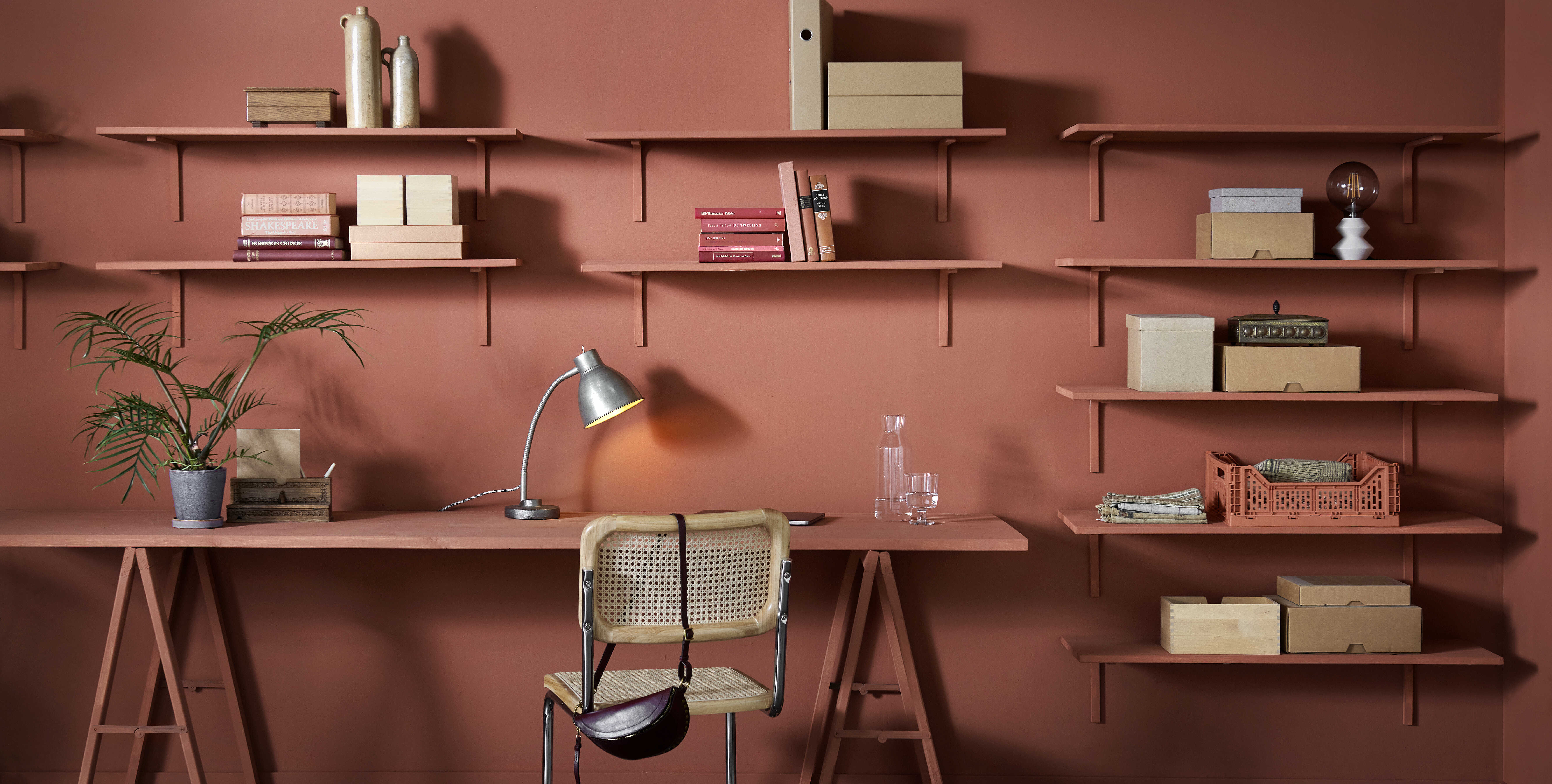 Wandplanken en muur in dezelfde kleur schilderen